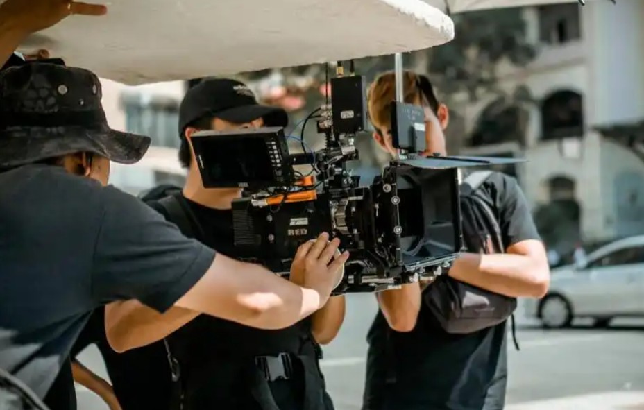 宣传片拍摄现场太乱?深圳市领视传媒:揭秘一支专业摄制组的“作战”流程